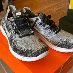 Nike RN Flyknit (Kids 7Y=8.5)
